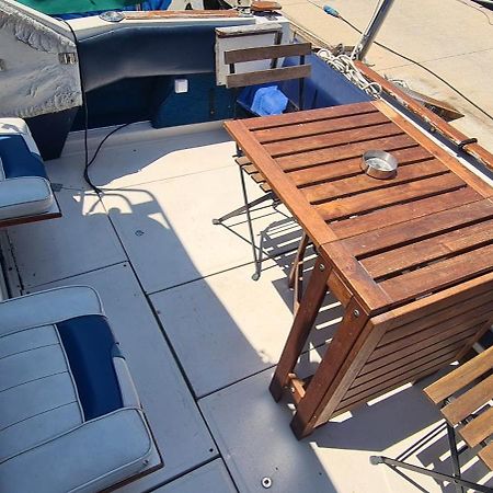 Boat To Sleep In Barcelona 호텔 산트 아드리아 데 베소스 외부 사진