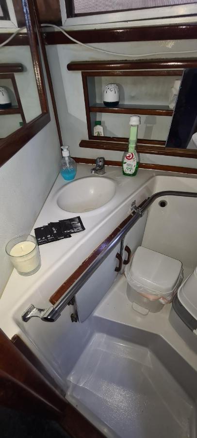Boat To Sleep In Barcelona 호텔 산트 아드리아 데 베소스 외부 사진